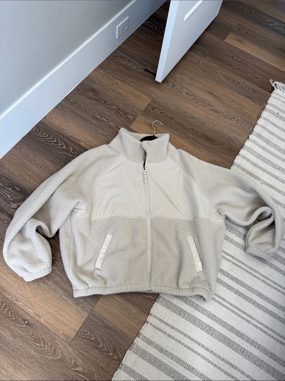 Cute & Cozy Off-White Sherpa Zip-Up Jacket. XL